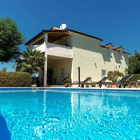 Anetta With 5 Bedrooms