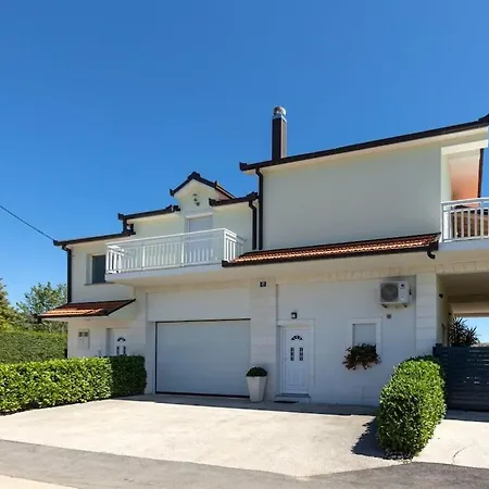 Anetta With 5 Bedrooms Jukici