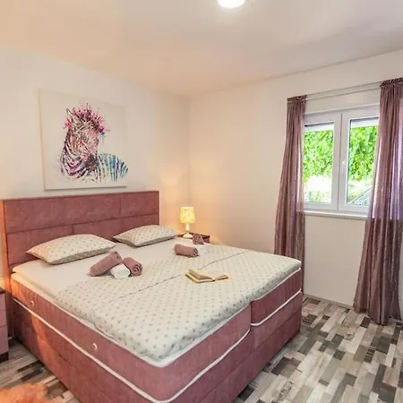 Anetta With 5 Bedrooms Jukici