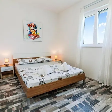 Anetta With 5 Bedrooms