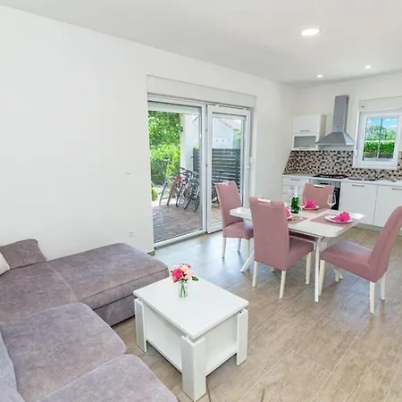 Anetta With 5 Bedrooms 度假居 Jukici